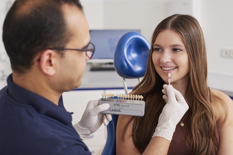 Zahnveneers in Wetzlar - ebenmäßige, gerade und weiße Zähne bei Zahnarzt Wetzlar