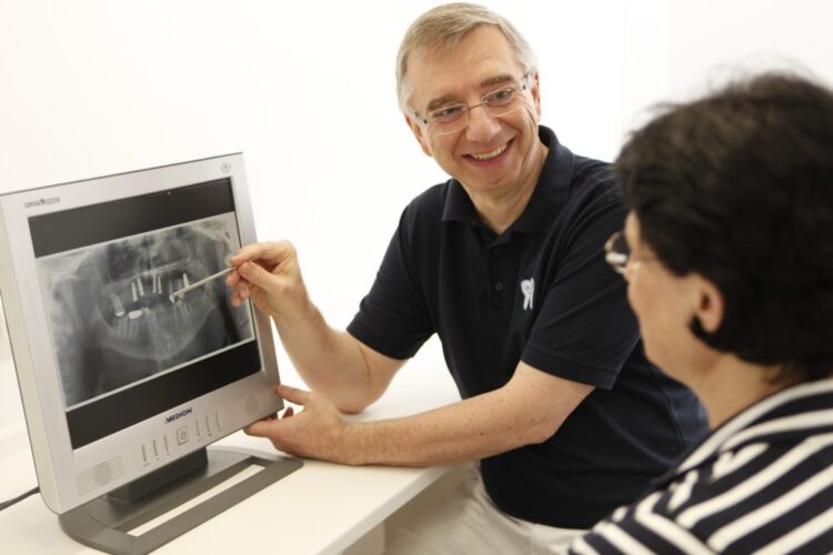Implantate in Wetzlar - Zahnimplantate vom Spezialisten - Zahnarzt Dr. Röder