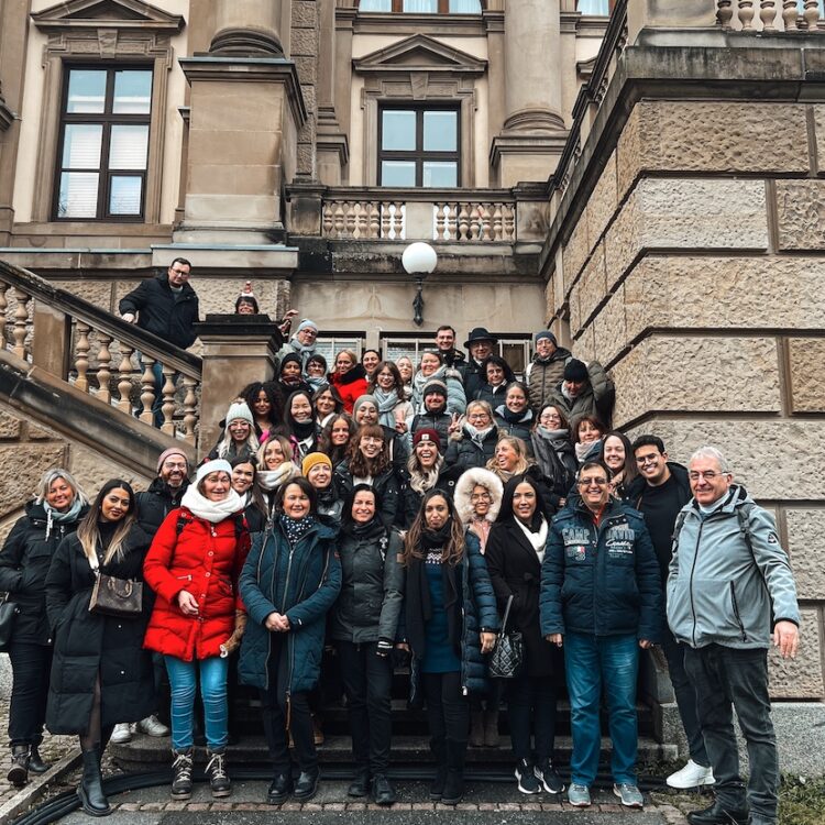 Teamfoto Weihnachtsfeier 2023 - Zahnarzt Wetzlar - Zahnzentrum Dr. Röder & Kollegen